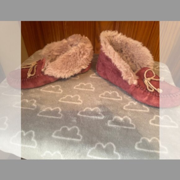Ugg slippers - Picture 1 of 3